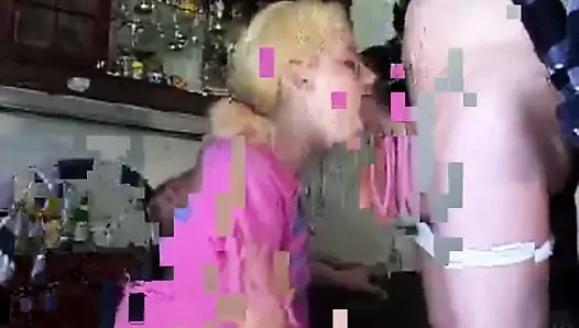 Sr azgın üvey kızı babasını izliyor ve onun horoz istiyor!