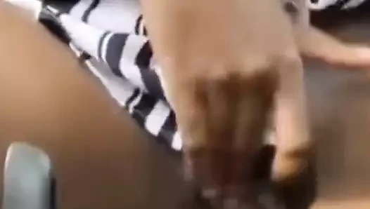 Arabada dışarıda mastürbasyon yaparken neredeyse yakalanıyor