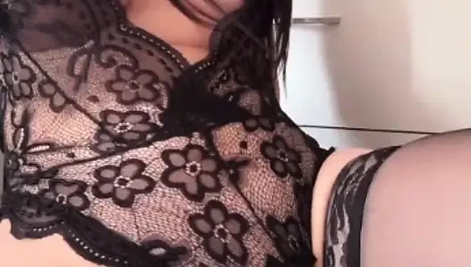 Büyük memeli üvey anne farklı pozlarda büyük bir dildoyla sikişiyor