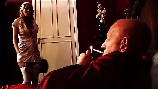 Stacey Saran büyük bir yarağa biniyor ve pirsingli amcığını gösteriyor