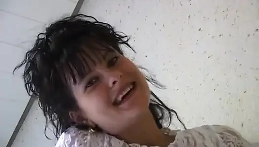 Küçük memeli esmer bebek kıllı ovuyor