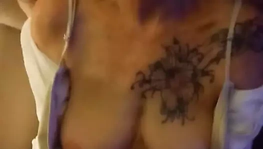 O sarkık memelerle oynamak! orospu trish şarkı