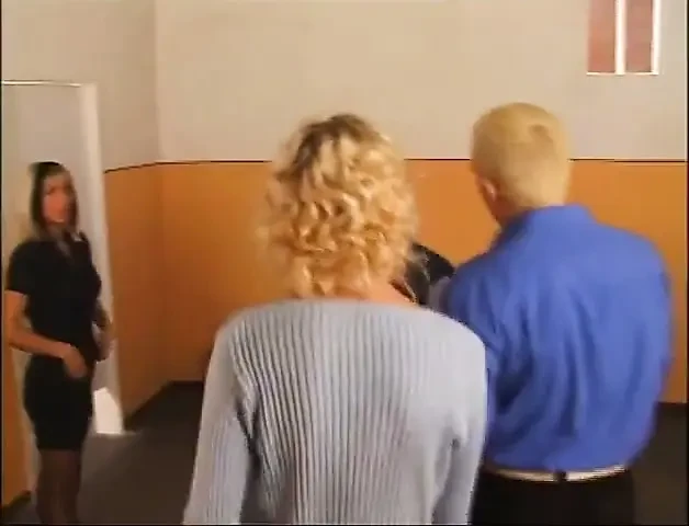 Azgın evli kadın umumi tuvalette yabancıyla sikişiyor.