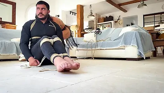 Latin kadın sıkı bir hogtie içindeyken itaatkarında her gıdıklama noktasını buluyor