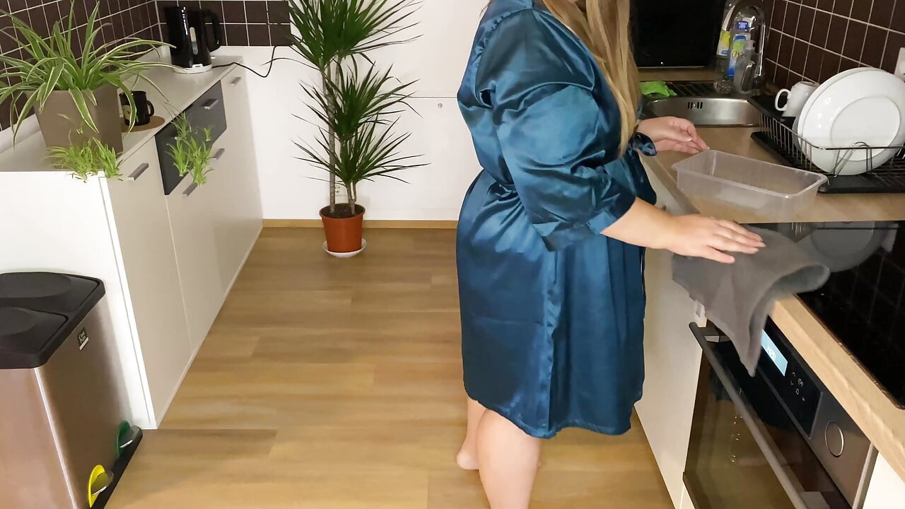 İpek elbiseli seksi kayınvalidesi damadı için mutfakta işiyor