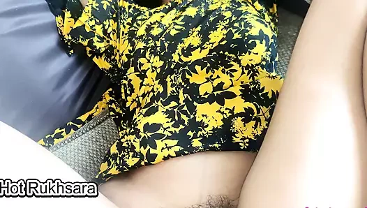 Ateşli Hintli genç hizmetçi elbiseli soyunuyor ve ev sahibi tarafından sert sikiliyor