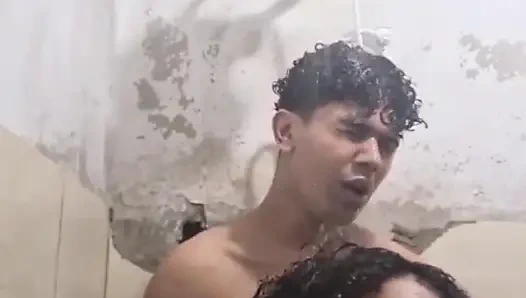 İşe gittiğinde kendini yalnız hissediyor