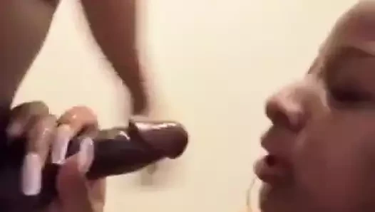 Seksi zenci büyük siyah yarağı emiyor