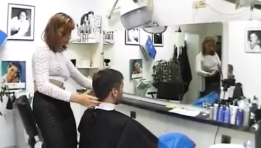 Sapık dejenere fetiş kuaför kızları kuaför salonunda ayaklarını ve tabanlarını gösteriyor ve amlarına mastürbasyon yapıyor