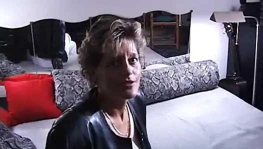 Azgın orta yaşlı seksi kadın amını parmaklıyor ve parmaklarını yalıyor