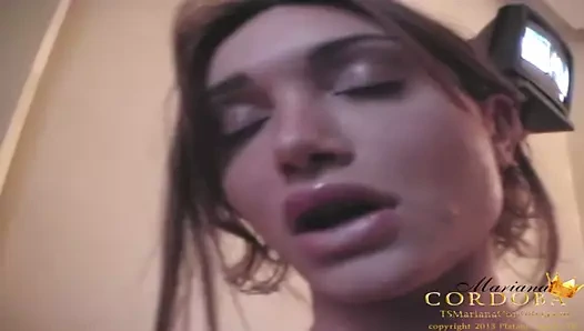 Asılı mariana oynama ile ona büyük horoz