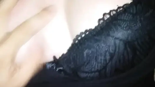 Kız arkadaşımın göğüsleriyle oynuyorum