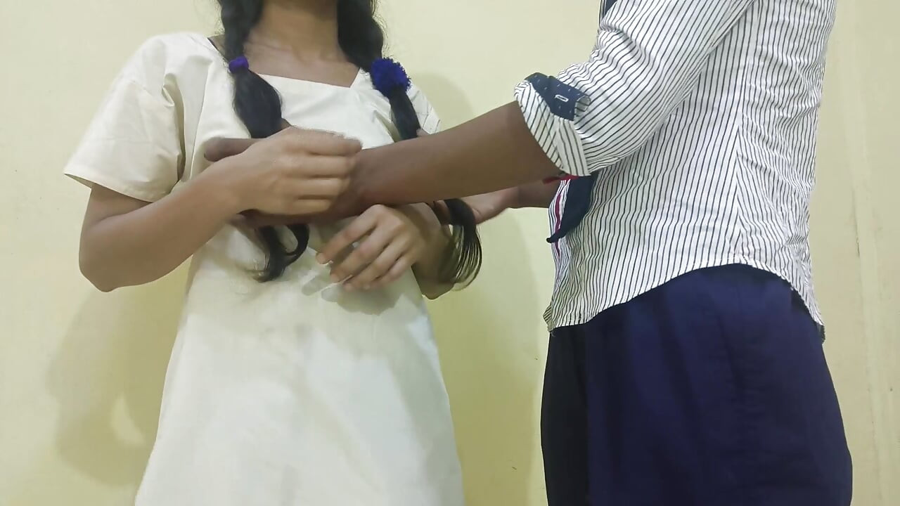 Hintli kız öğrenci onu sikmek için amını baştan çıkarıyor dölleme Hintçe ses kaydı