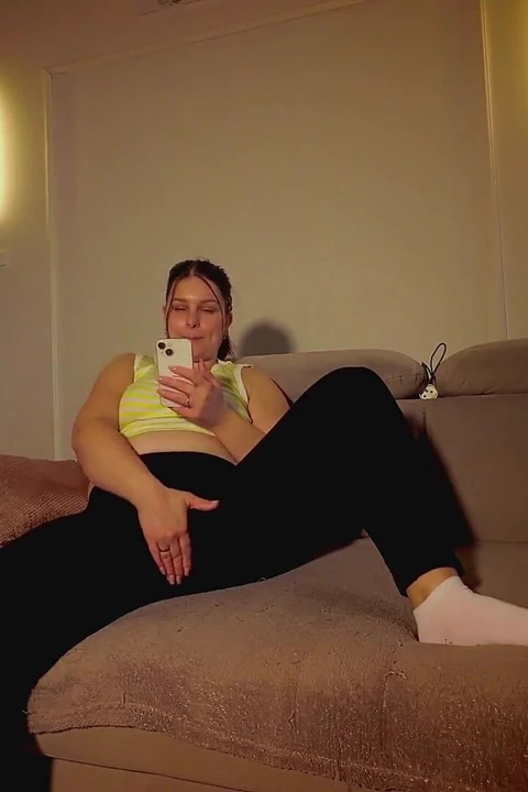 Ateşli orta yaşlı seksi kadın evde yalnız akşam geç saatlerde kanepede mastürbasyon yapıyor