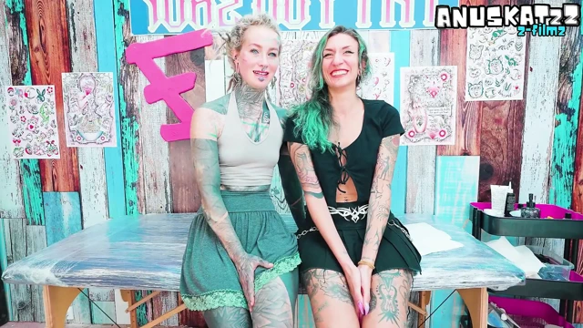 Dövmeli üçlü grup seks çılgına döndü büyük ölçüde dövmeli sanatçı arkadaşının götünü orta mürekkeple sikiyor ve taze dövmeye boşalıyor