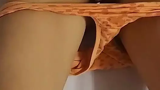 Ateşli minyon genç kız ıslak amına mastürbasyon yapıyor