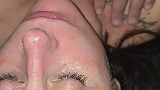 Orta yaşlı seksi kadın büyük bir yüze boşalmadan önce kendini parmaklıyor