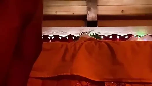 Güzel minyon Asyalı büyük zenci yarağına veriyor