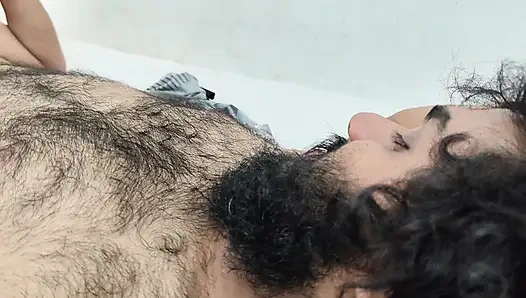 Çift kameraman adamın önünde ateşli sikişiyor