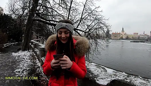 Muhteşem kız Isabella de Laa porno Dan ve üvey oğluyla çılgın bir üçlü sekste spermle besleniyor!