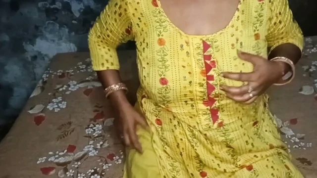 Güzel üvey kız kardeş ilk kez bekaretini kaybediyor. Çok acınası sert seks. Bir köylü kızı içeren seks