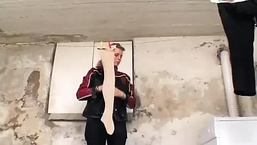 Sarışın bodrum çamaşır odasında sert yarağa biniyor