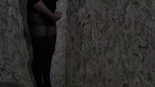 Adam kadın kıyafetleri giymiş, külotlu çorap ve topuklu ayakkabı giymiş devam etti.