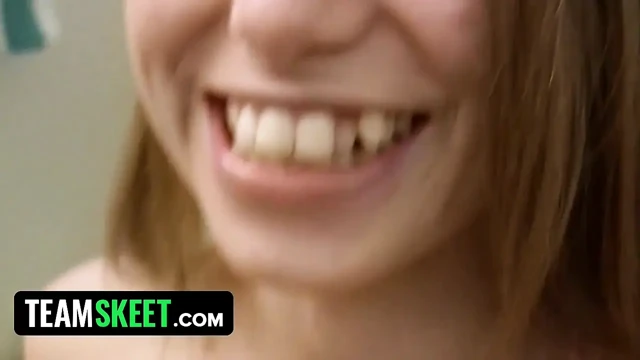 Seksi genç kız ilk kez pornoda