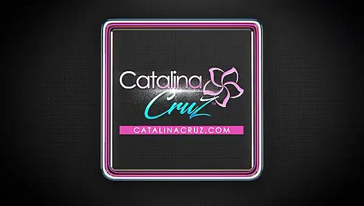 Orta yaşlı seksi kadınlar günü - sierra skye hizmetçi büyük meme servisi yapıyor