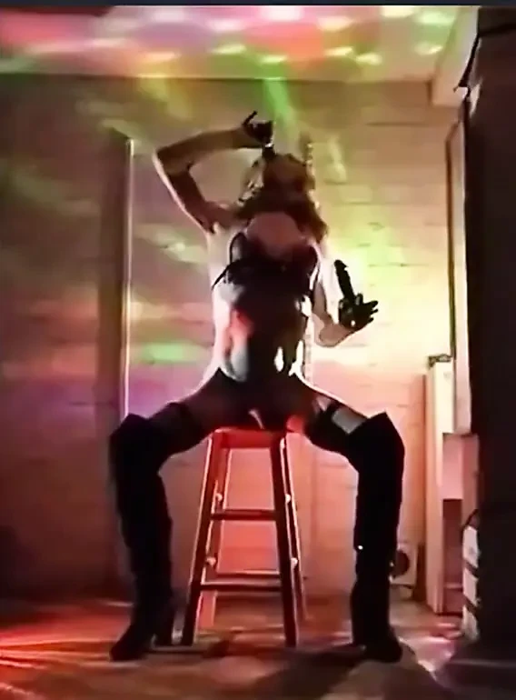 Опускаться и грязиться с моими черными мясистыми дилдо ...