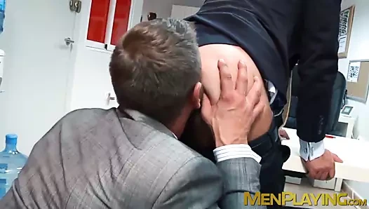 Vahşi adam içinde takım elbise logan moore çerçeveli ve doggystyle dövülerek