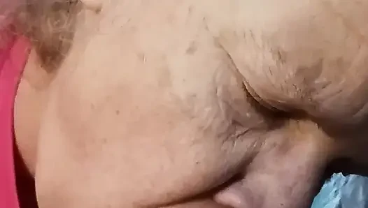 Bu adama sakso çekmemi izle! Ateşli orta yaşlı seksi kadın sakso çekiyor!