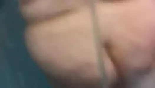 Mia moglie si rinfresca sotto la doccia