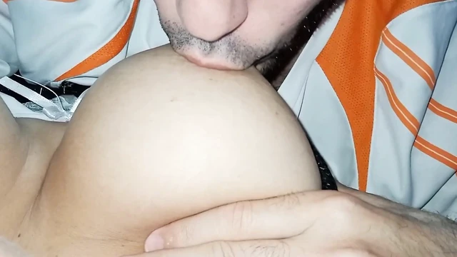 Kocam büyük doğal göğüslerimi emmeye bağımlı, bu yüzden onu hep seviyorum, meme uçlarım büyüyüp sertleşiyor, bölüm 2