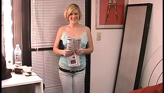 Kısa saçlı sarışın tatlı kız bacaklarını açıyor ve ıslak amını ovuyor