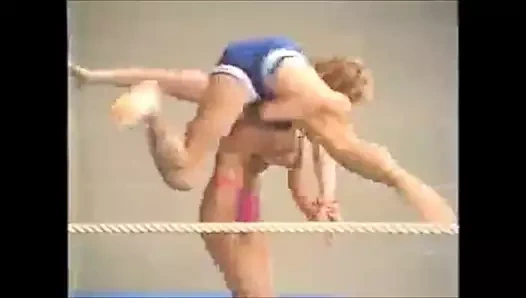 Altın kız mikrofonu döndürüyor