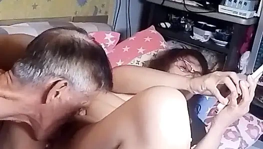 Birçok kez fışkırtıyor ve sikimden ve tounge'dan aldığı tatmini iyi hissediyor