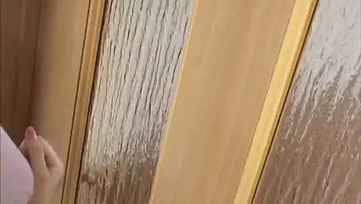 Ateşli Japon orta yaşlı seksi kadın amcığıyla tek başına oynuyor