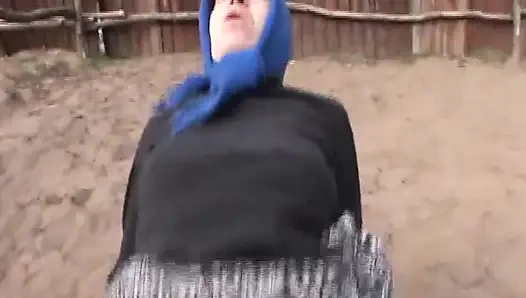 Yaşlı ve genç orta yaşlı seksi kadın çiftlikte sikişiyor