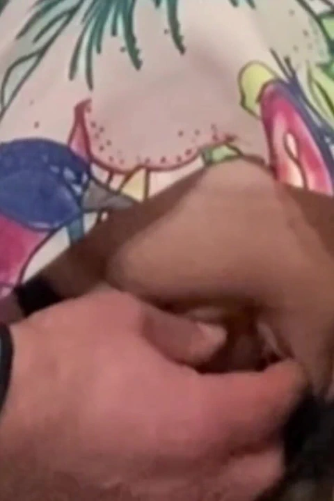 Tamamen yabancı metroda tıraşlı amcığını ovuyor