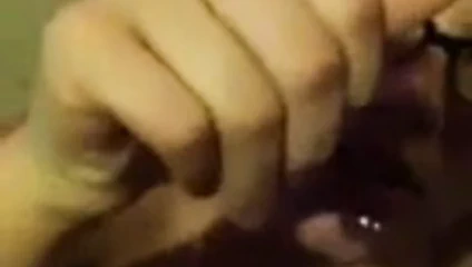 Gözlük takan kızın yüzüne