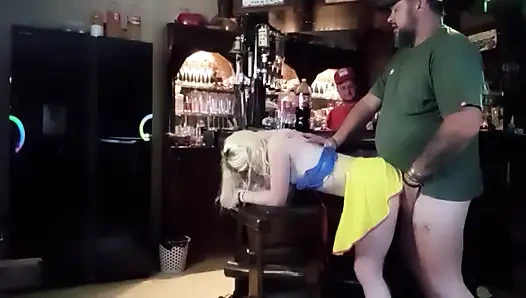 Sarışın küçük kırmızı başlıklı kız biraz sevişiyor