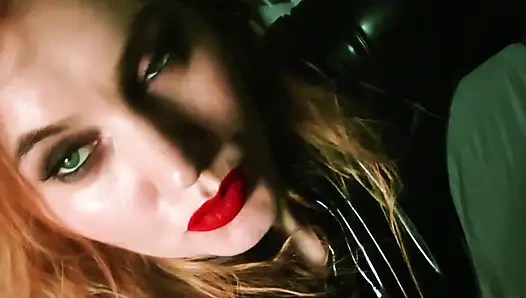 Aşırı güçlü baştan çıkarıcı kadın