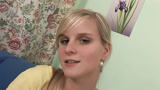 Azgın kız kanepede sert yarağa binmeden önce amcık yalamanın tadını çıkarıyor