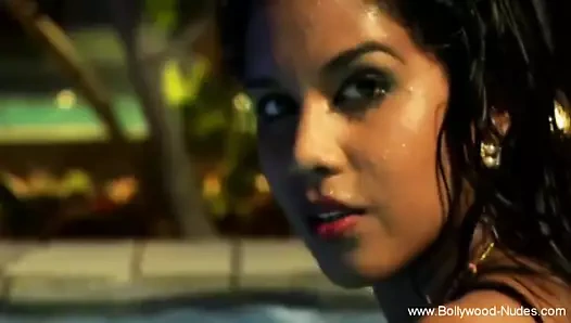 Adamı baştan çıkarırken şehvetli çıplak vücudunu sergiliyor