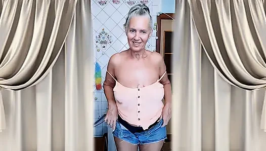 Neşeli ev hanımı Lukerya mutfakta flört ediyor