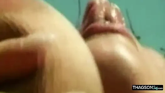 Olgun sarışın hatun açık havada anal sekste genişliyor