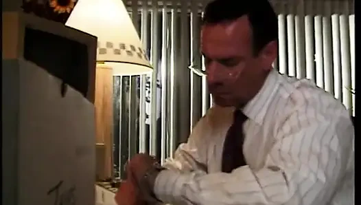 Sürtük denetçi için bacaklarını açıyor ve mastürbasyon yapıyor