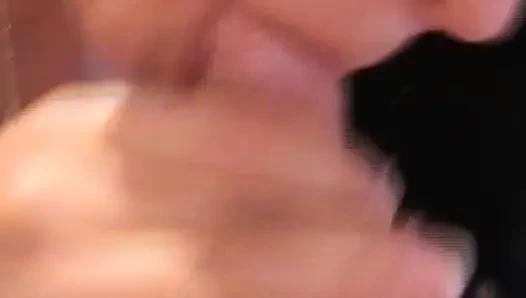 Bu yarak emmeyi seven Almanya'dan mükemmel amatör bebek
