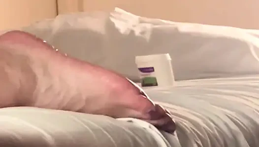 Orta yaşlı seksi kadın büyük yaraklı arkadaşı sevgilisine masaj yapıyor. IR ırklararası